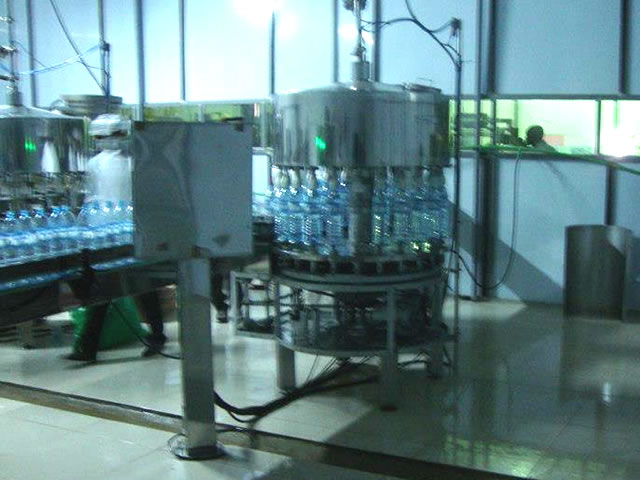 Linha de garrafas em operação